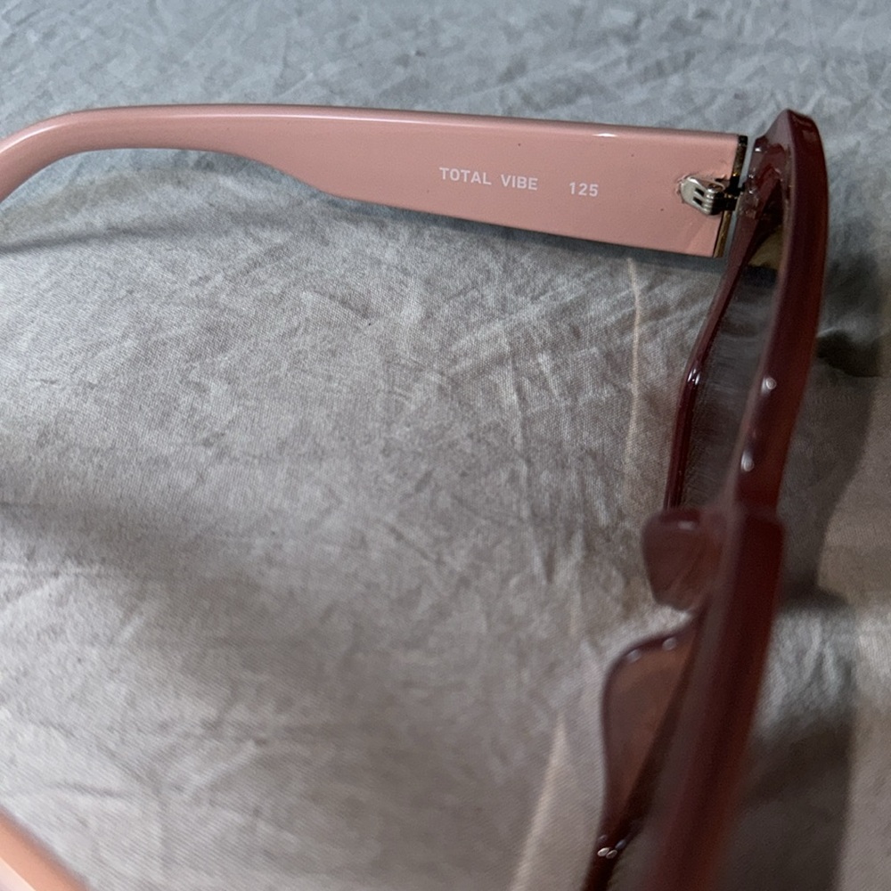 Quay pink total vibe sunglasses - Picture 3 of 5